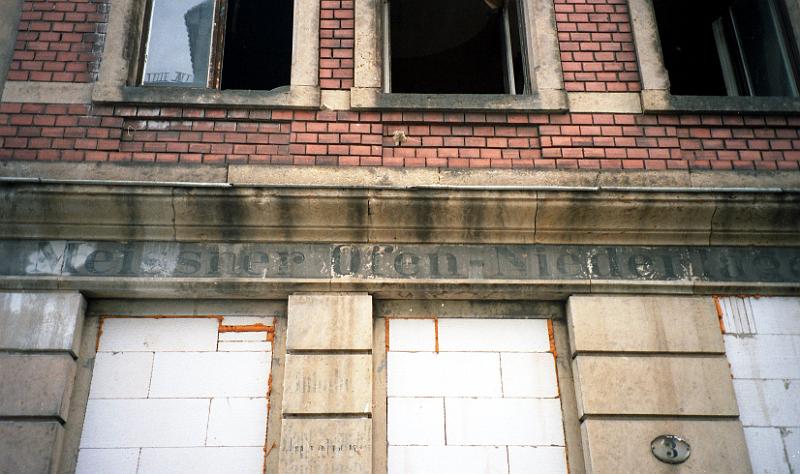 Dresden-Friedrichstadt, Adlergasse 3, 27.6.1995 (2).jpg - Meissner Ofen-Niederlage